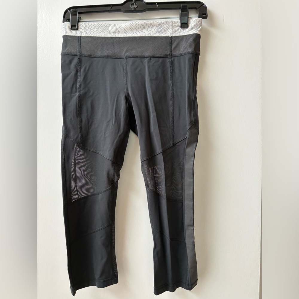 Women’s cropped lululemon reflective mesh and snake crop leggings size 6.